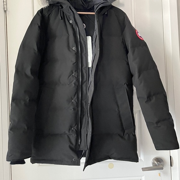 Brand new Canada Goose Looking for new owner - Picture 3 of 4